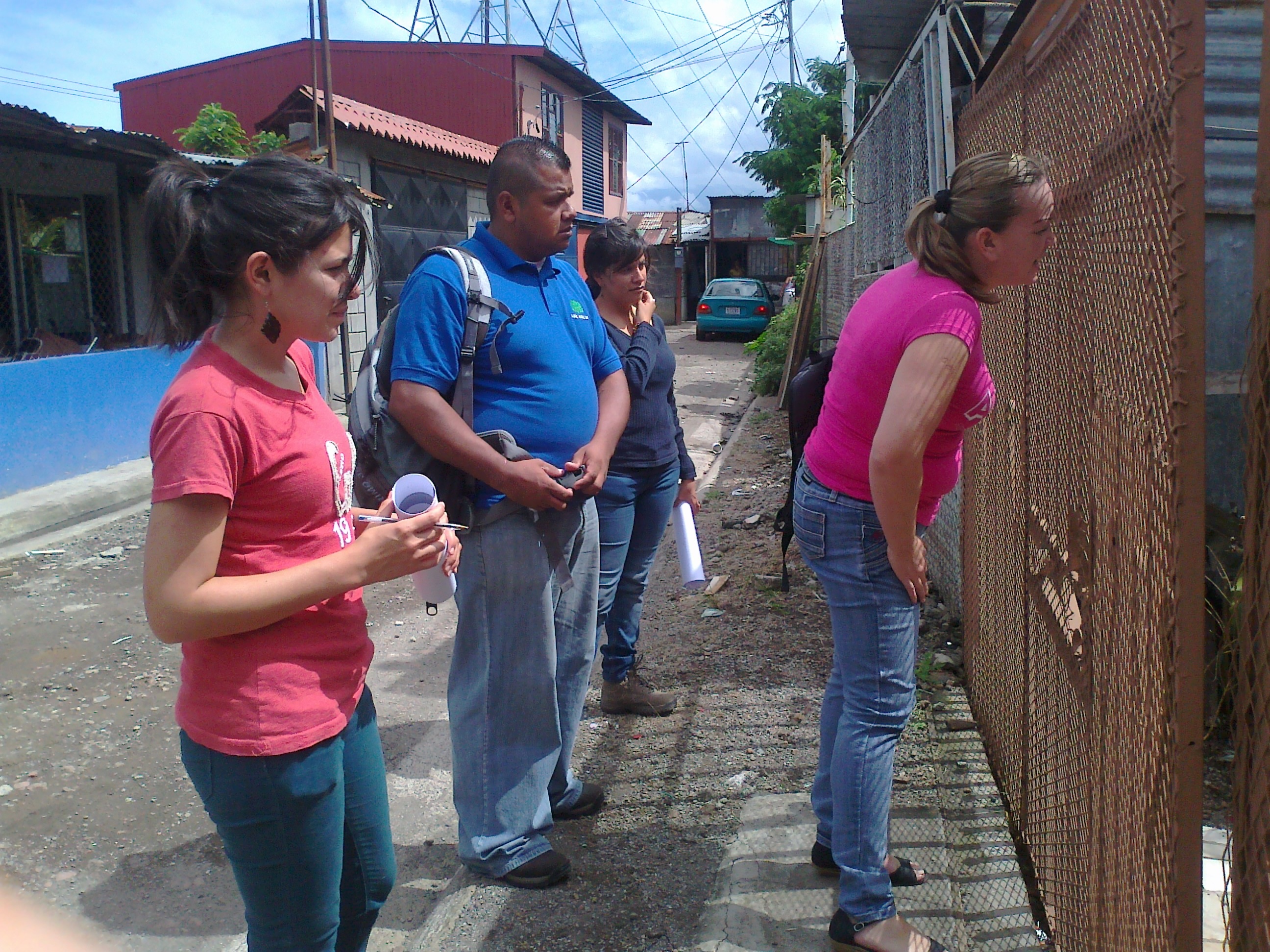 Encuestadores y encuestadoras se acercaron a las viviendas de la comunidad para realizar el censo.  Foto: Laura Paniagua.