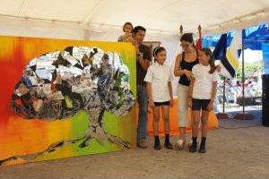 Niños y niñas de la escuela de la zona realizaron una obra de teatro utilizando materiales reciclados. Foto: Luis Diego Molina.