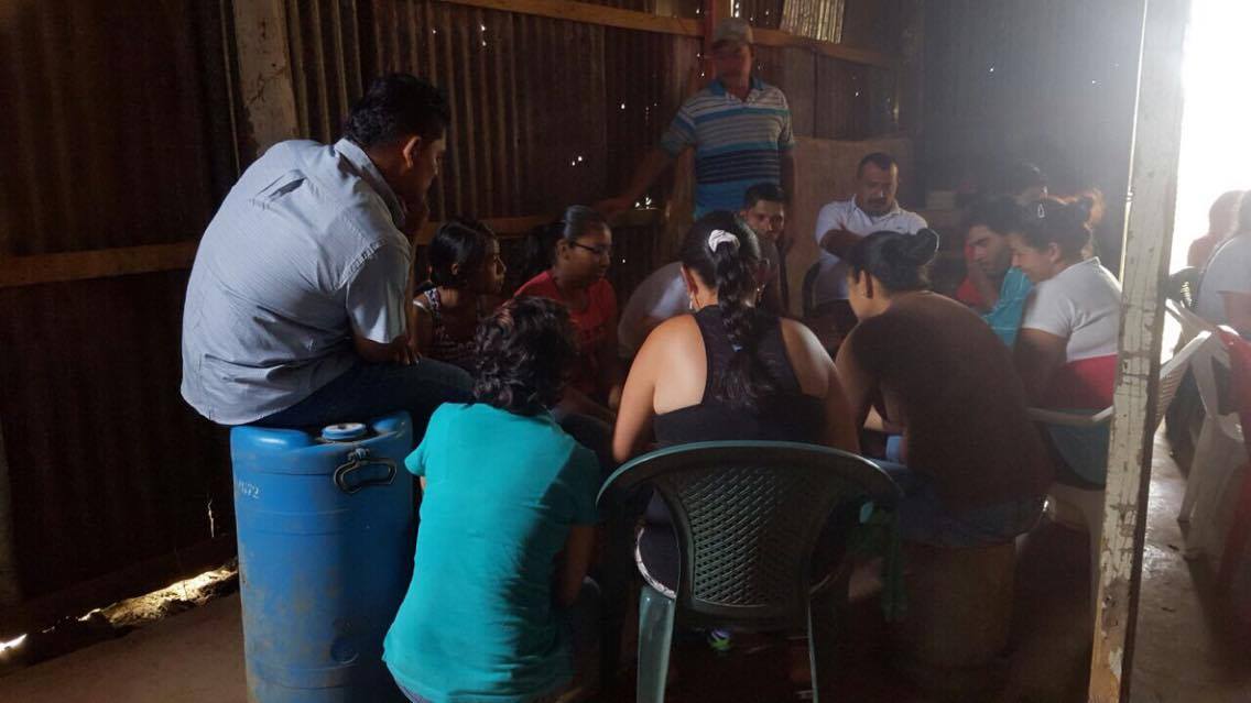 Vecinos y vecinas se reúnen para reflexionar sobre las pérdidas y cambios en el proceso de reubicación temporal. Foto: Galadriel Gairaud.