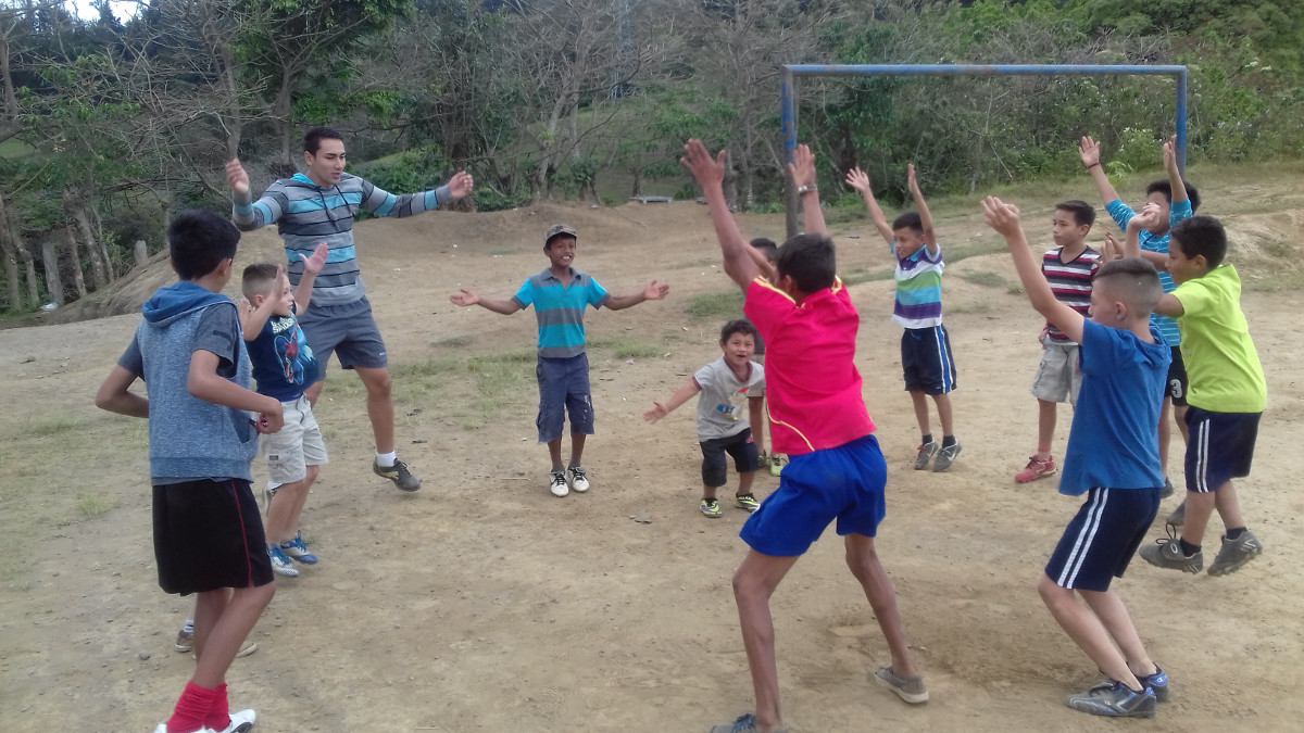 Actividades de calentamiento con los niños de LasBrisas. Foto por: Elba Mendoza.