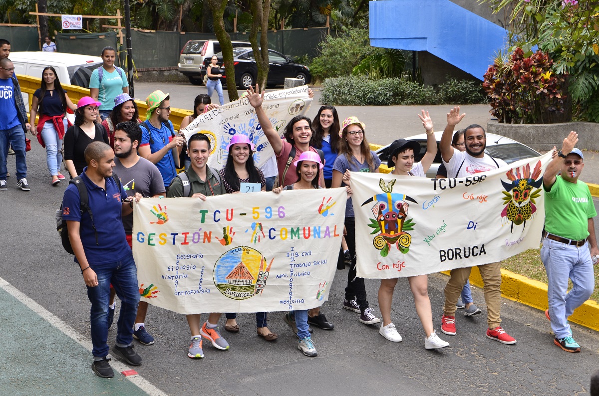 Estudiantes del TC-596, participando del pasacalles. El recorrido se llevó a cabo por la milla universitaria. Foto por: Claudia Castro. 