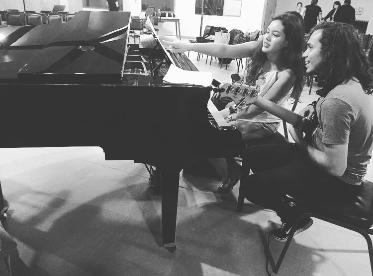 El trabajo comunal de Artes Musicales ha visto el paso de más de 450 estudiantes. Entre estos, Priscila Ugalde, estudiante y pianista, ensayando con su compañero de ensamble, Douglas Castillo. Foto: Margoth Montero.