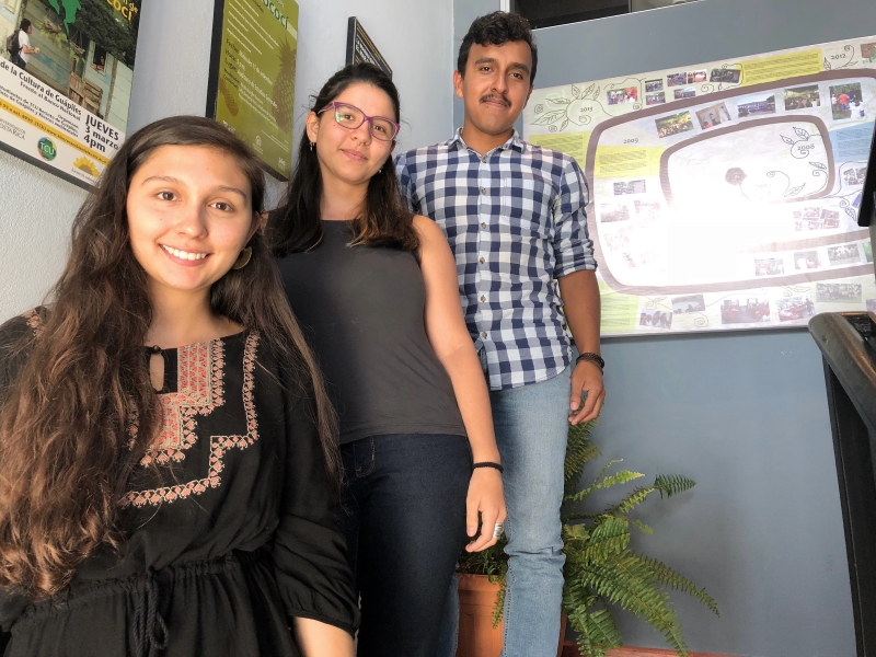 img-noticia-Marylaura Acuña, Valeria Montoya y Juan José Álvarez, asistentes de proyectos en Kioscos Socioambientales, destacan el aporte al desarrollo académico y profesional de su vinculación con dicho programa de la Vicerrectoría de Acción Social. Foto Eduardo Muñoz