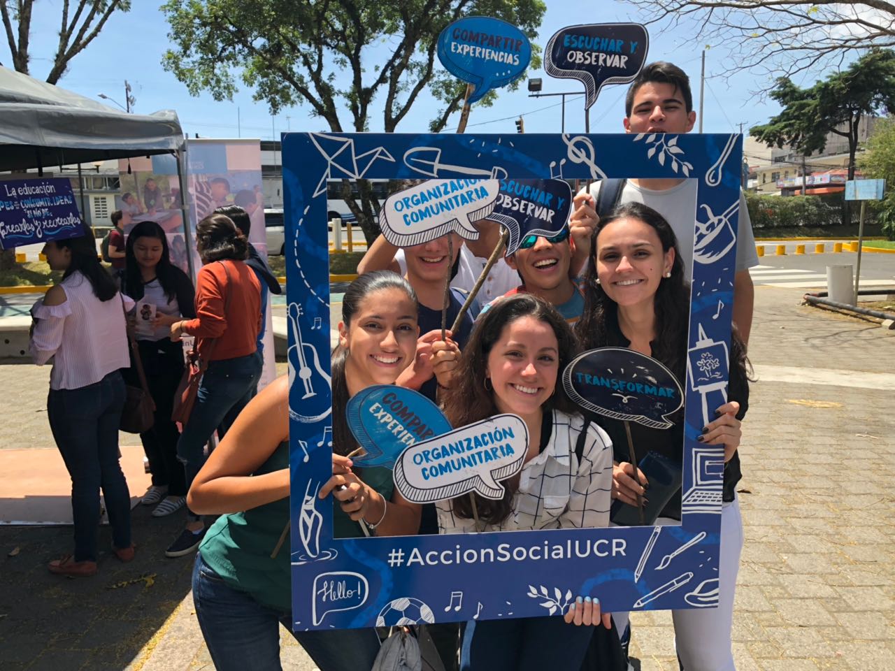 img-noticia-Las fotos con mensajes relacionados con el trabajo de Acción Social llamaron la atención de decenas de los nuevos estudiantes de la Escuela de Estudios Generales.  Foto Eduardo Muñoz