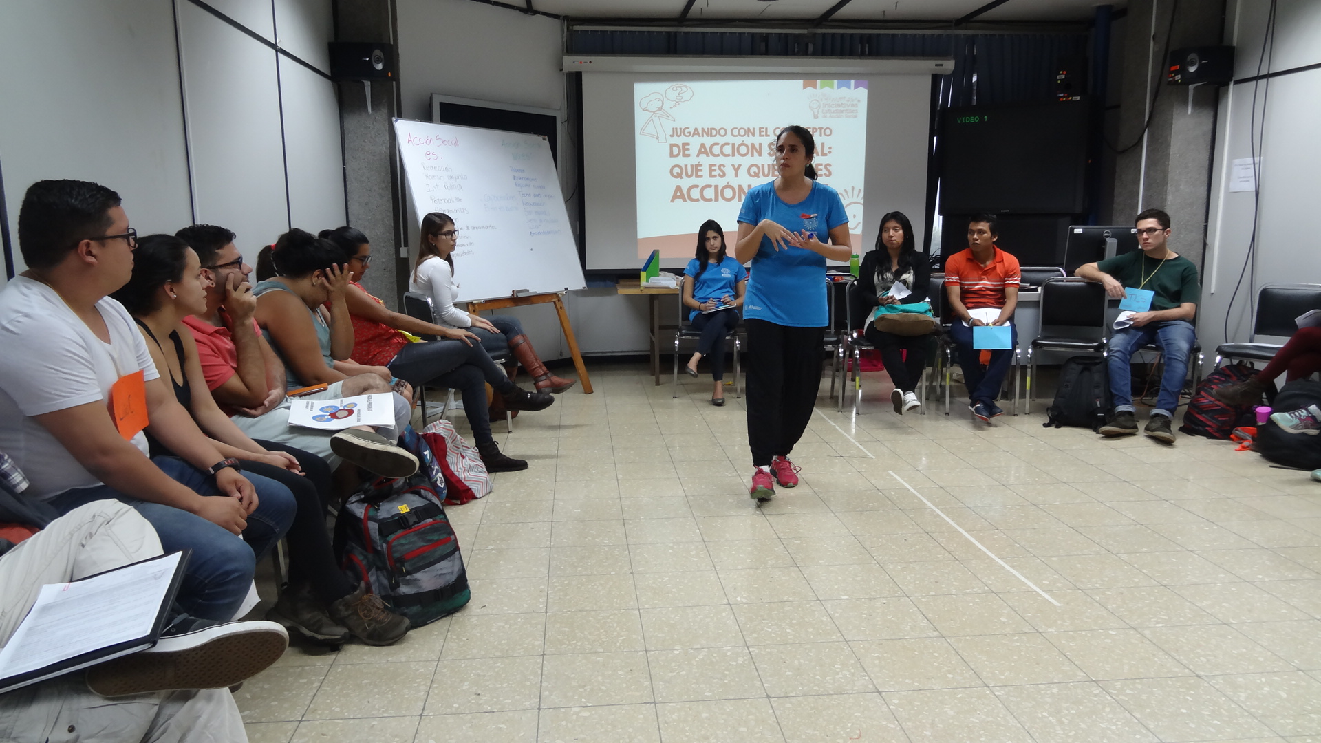 Mariana Buzó. coordinadora de Iniciativas Estudiantiles comenta sobre la importancia de comprender el término de Acción Social. Foto por: Raquel Hernández Hidalgo