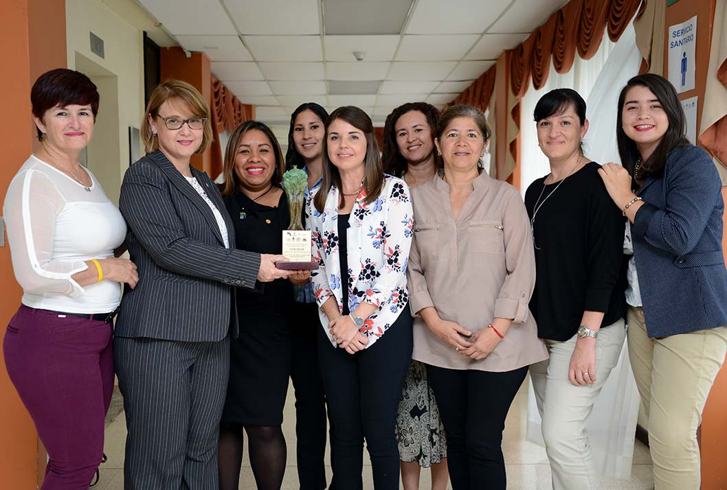 img-noticia-Un grupo de representantes del PIAM acudieron a la actividad de entrega del premio Calidad de Vida, entre ellas la coordinadora general M.Sc. Marisol Rapso Brenes, quien sostiene la estatuilla (foto Laura Rodríguez).