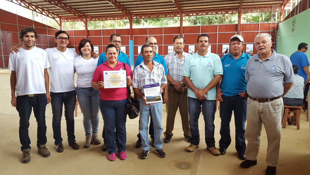 Entrega del Diagnóstico a las personas representantes de la ASADA de Gutiérrez Brown. Foto por Victoria Salazar.