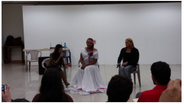 Día del conversatorio con las estudiantes trans que participaron junto a estudiantes y docentes en la Sala del Girasol, ubicada en la Facultad de Estudios Generales. En este conversatorio se abordó todo el tema de la discriminación y violencia que han pasado y continúan pasando estas mujeres que luchan cada día con la transfobia y todo lo relacionado al rechazo. Foto: Soledad Hernández. 