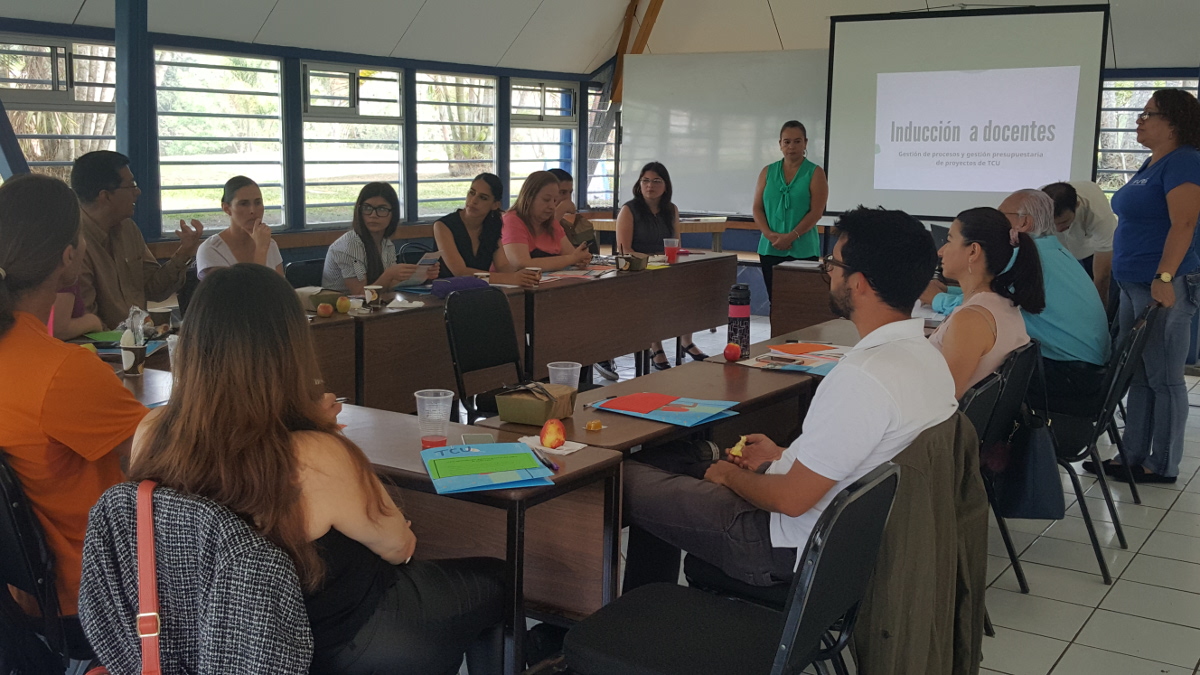 Docentes compartiendo espacios de  reflexión sobre las temáticas discutidas y abordadas la actividad. Fotografía por: Jeimmy Esquivel.