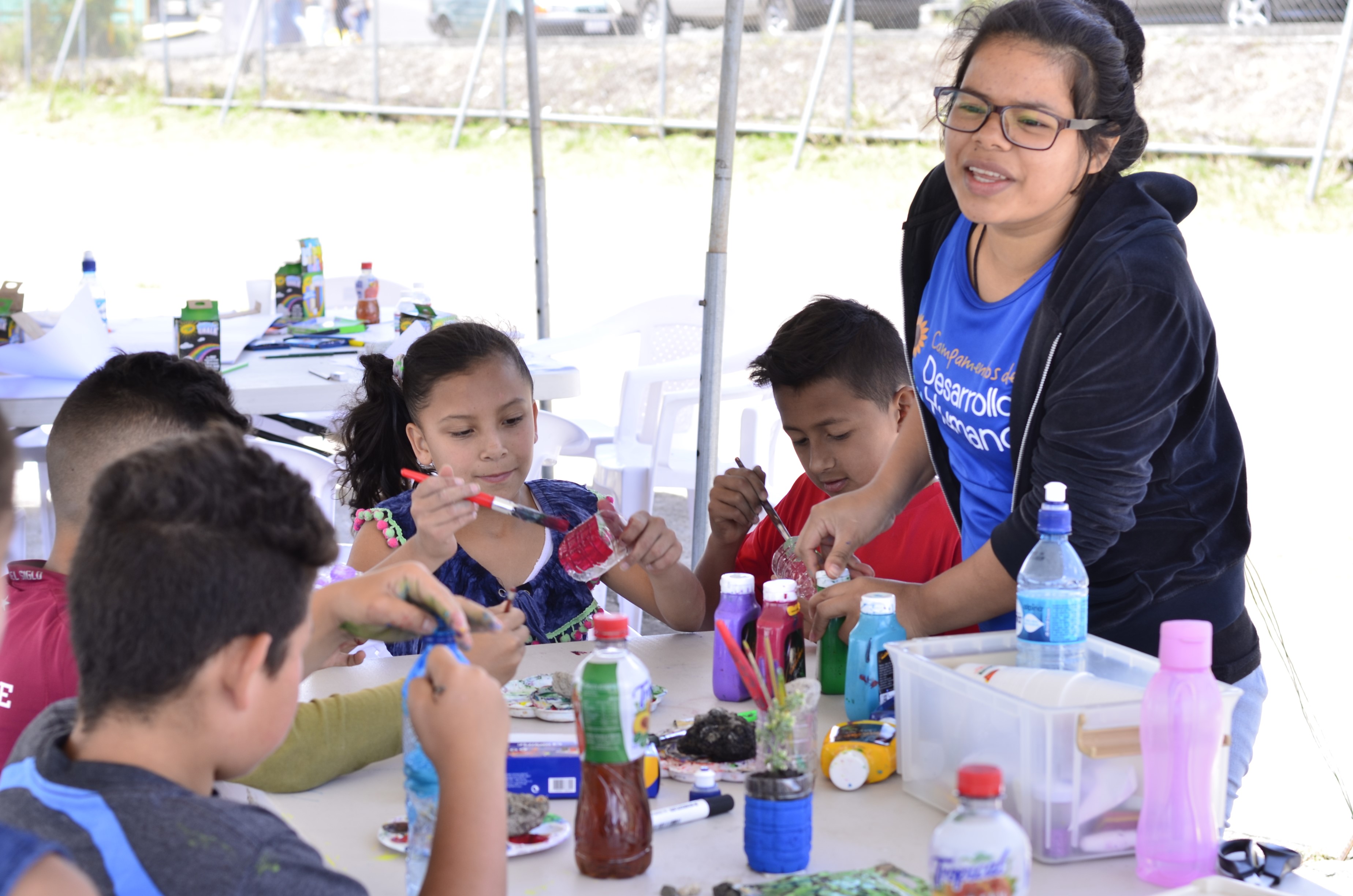 img-noticia-Las niñas y los niños disfrutaron de talleres para hacer manualidades durante el campamento. Foto de Claudia Castro.