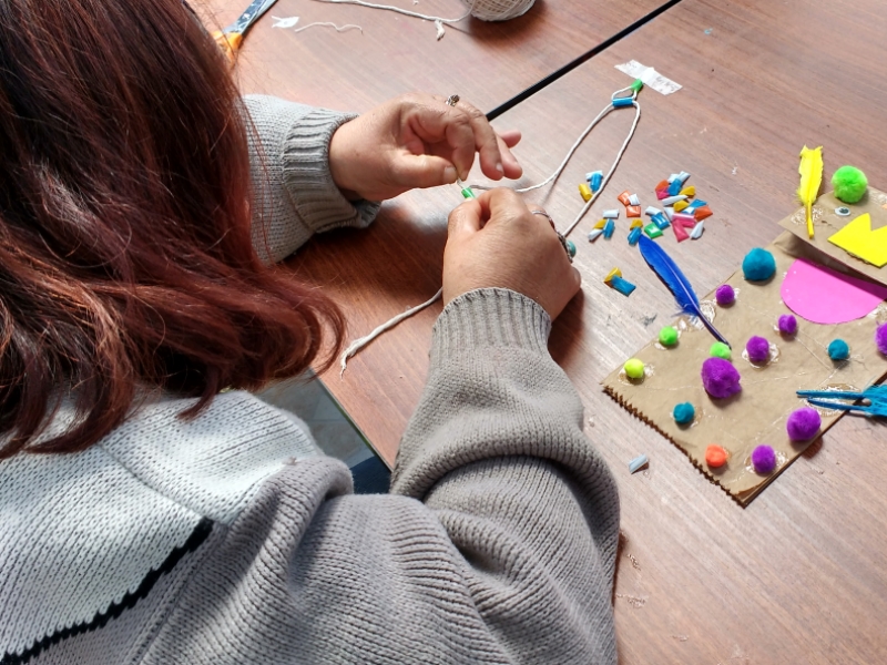 Estudiantes de Artes Plásticas imparten talleres de diseño para promover habilidades creativas, la coordinación visomotora, memoria visual, conceptos de espacio y tiempo, incorporación de información y expresión afectiva entre personas institucionalizadas en centros de atención psiquiátrica.  Foto cortesía TC-505.