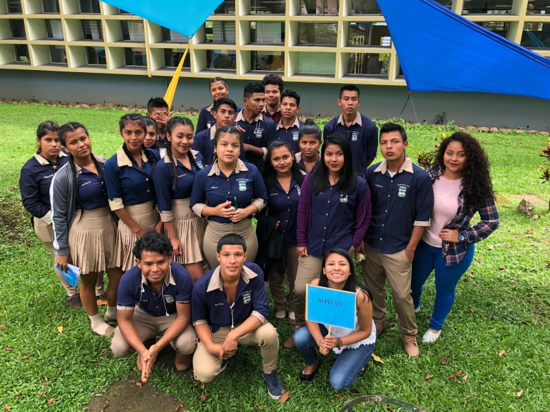 Una nutrida delegación del Colegio Académico Indígena de Sepecue, en Talamanca, se sumó a la Feria Vocacional 2018. Foto Eduardo Muñoz