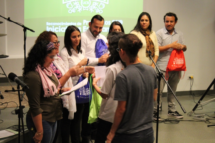 Una delegación de la VAS entregó los kit comunitarios a los estudiantes que se sumarán a las Iniciativas Estudiantiles 2019. Foto Leonardo Garita.