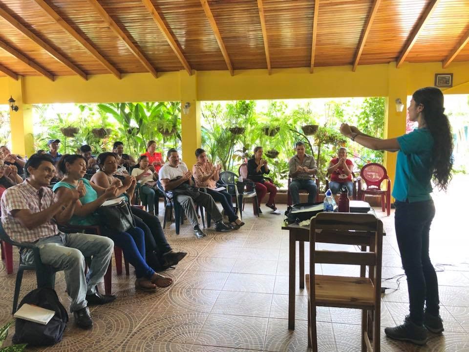 Estudiantes de TC-230 impartiendo el taller a participantes de diversas MIPYMES de Upala. Foto: Lea Wexler.