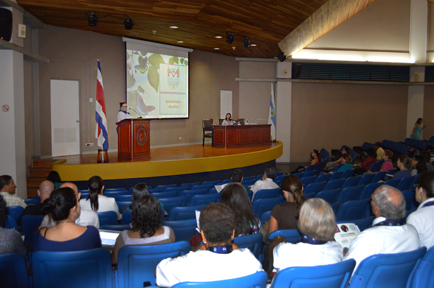 Mesa de Diálogo “Trayectorias y Desafíos del Trabajo Comunal Universitario” Expositoras: M.Sc. Patricia Sedó (en el podio) y Licda. Flor Artiaga (en la mesa principal)