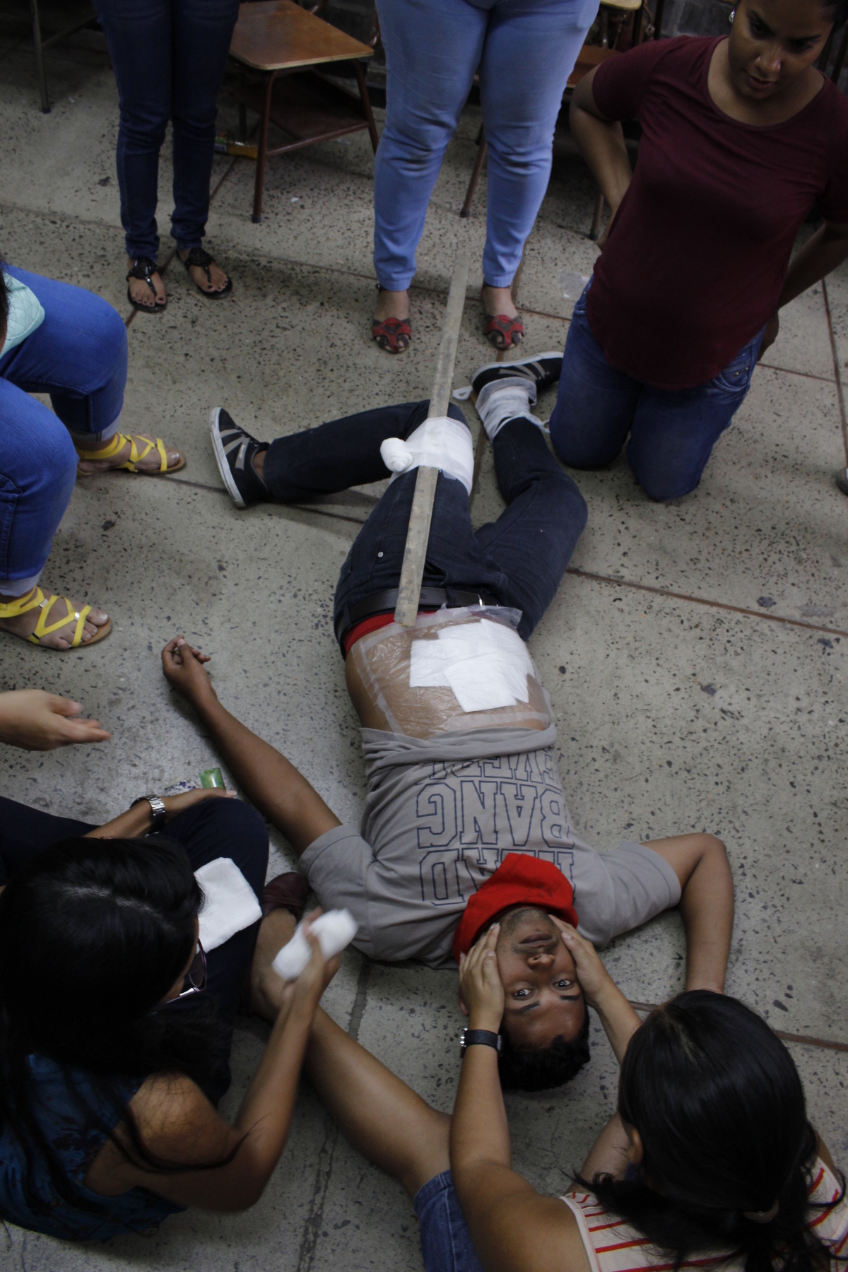 Estudiante voluntario recibe procedimiento básico para primeros auxilios. Foto por: Luis Murillo González