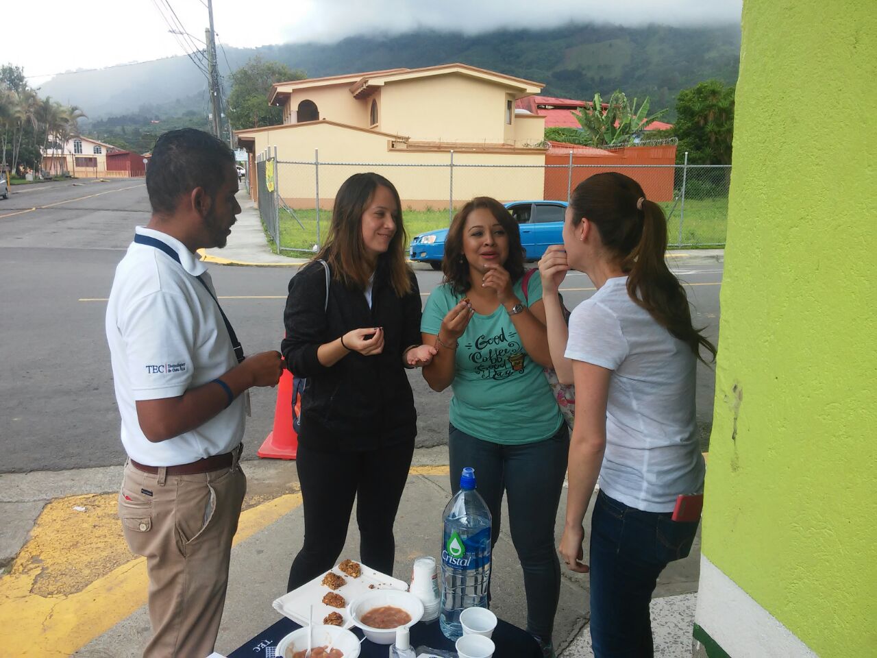 Anthony Juárez, estudiante del TEC, en la degustación de productos en Copey. Foto cortesía del ED-3239.