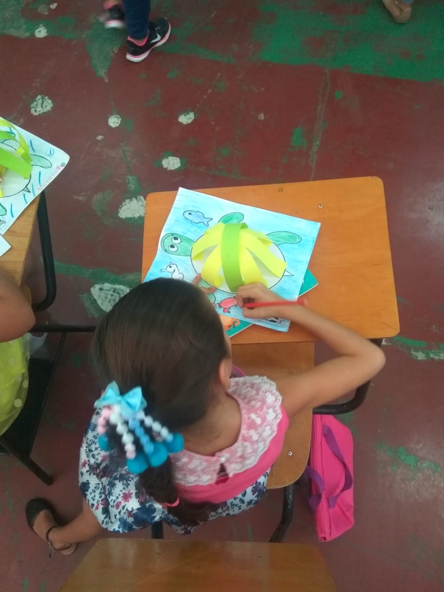 Niñas y niños de la comunidad aprendieron vocabulario en inglés sobre fauna local. Foto cortesía TC-657