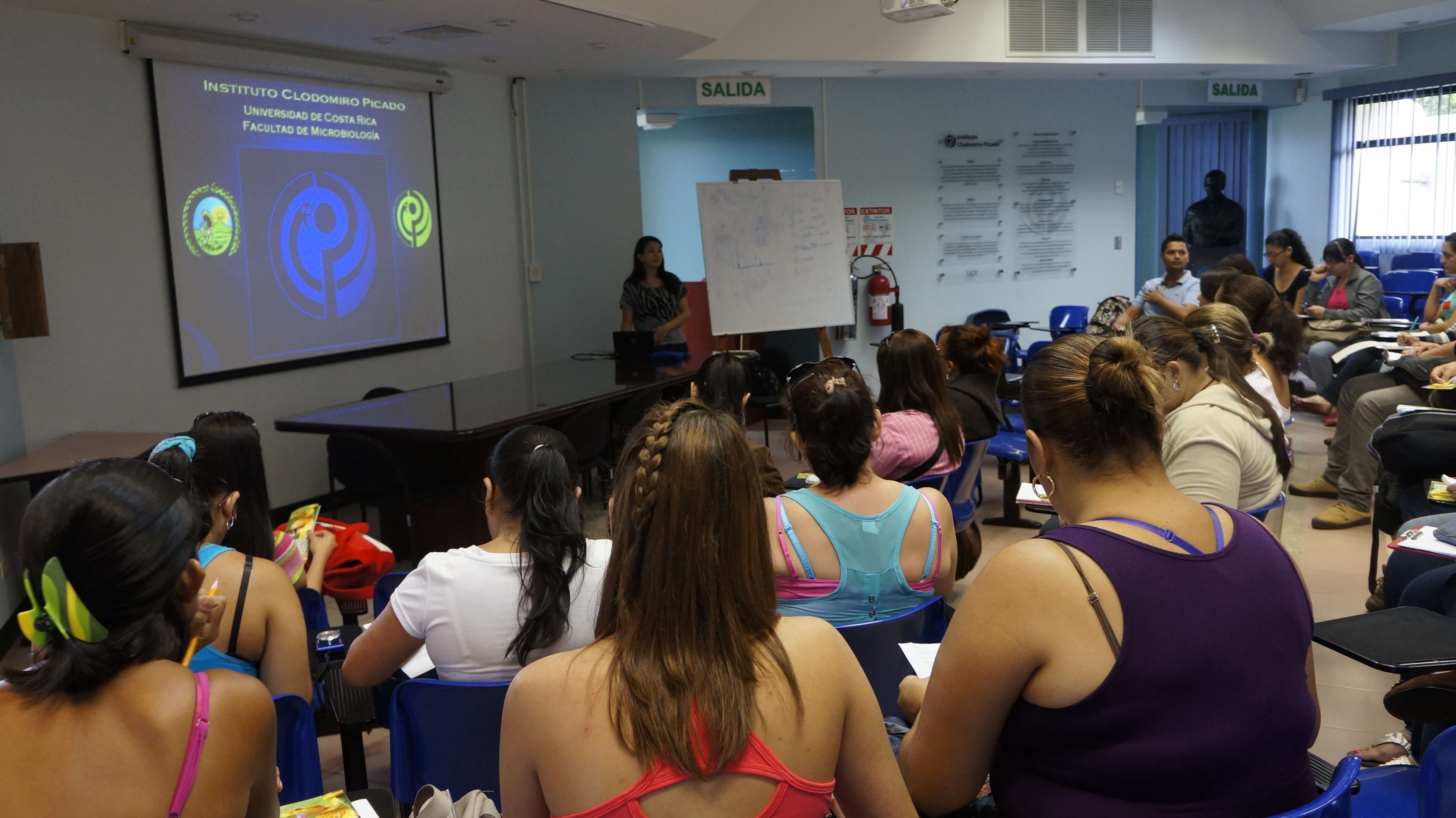 Los contenidos del curso también son nutridos con conferencias y foros desarrollados dentro de la universidad que se relacionan con los temas de la clase, la idea gira en torno a no pensar el salón de clase como el único lugar donde se aprende, sino que el aprendizaje está en todas partes y la UCR tiene cientos de lugares donde el estudiantado del PEA es bienvenido. Foto: Cortesía PEA