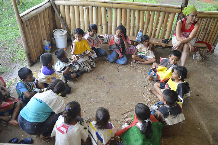 img-noticia-Cerca de 25 niños y niñas de la Comunidad formaron parte del taller impartido por la MSc. Adriana Ospina Vélez. En la foto, se encuentran en el 