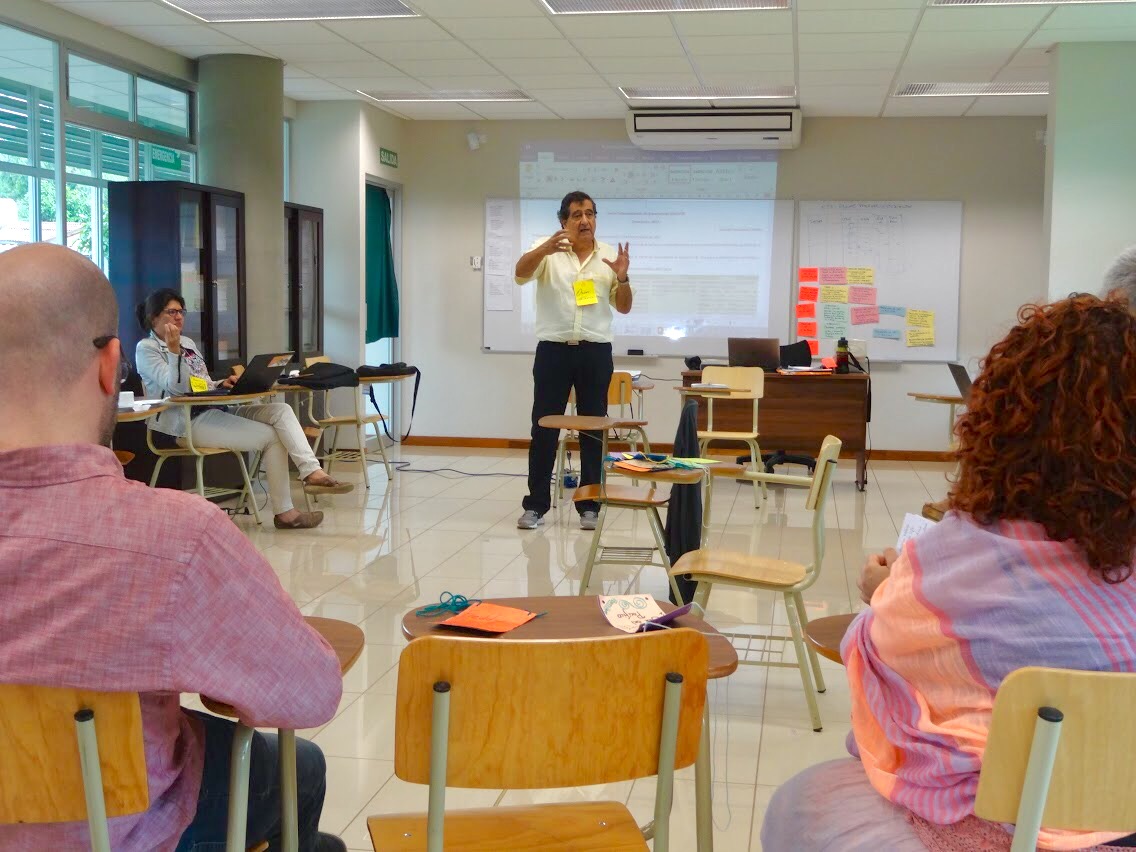 “El mayor logro es el descubrimiento de la riqueza de experiencias que se están realizando en los distintos lugares, porque tenemos 25 personas haciendo 25 experiencias distintas”, Lic. Óscar Jara, encargado de impartir el taller.  Fotografía: Valeria Piedra