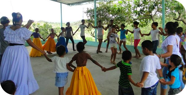 img-noticia-Estudiantes del Colegio Técnico Artístico Prof. Felipe Pérez, en la especialidad de folclore, compartieron sus conocimientos con niños y niñas en riesgo social. Fotografía: Cortesía del proyecto