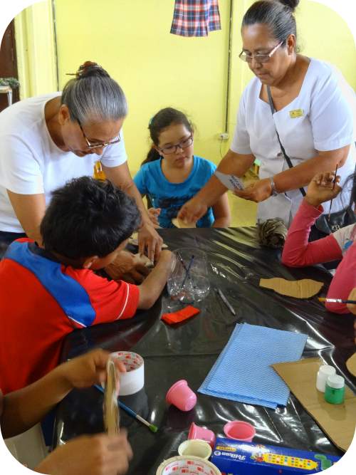 img-noticia-Mujeres de la comunidad de San Felipe de Alajuelita enseñan a niños y niñas cómo realizar un títere.