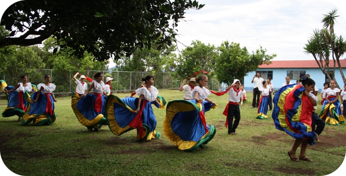 El proyecto realiza talleres artísticos para niños, niñas y jóvenes. Además facilita espacios de cine al aire libre.