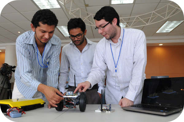 img-noticia-En la segunda edición del Robotifest se inscribieron 18 equipos, divididos en dos categorías (general y robótica espacial).Fotografías Laura Rodríguez, cortesía de la Oficina de Divulgación de la Universidad de Costa Rica. Fotografías Laura Rodríguez.