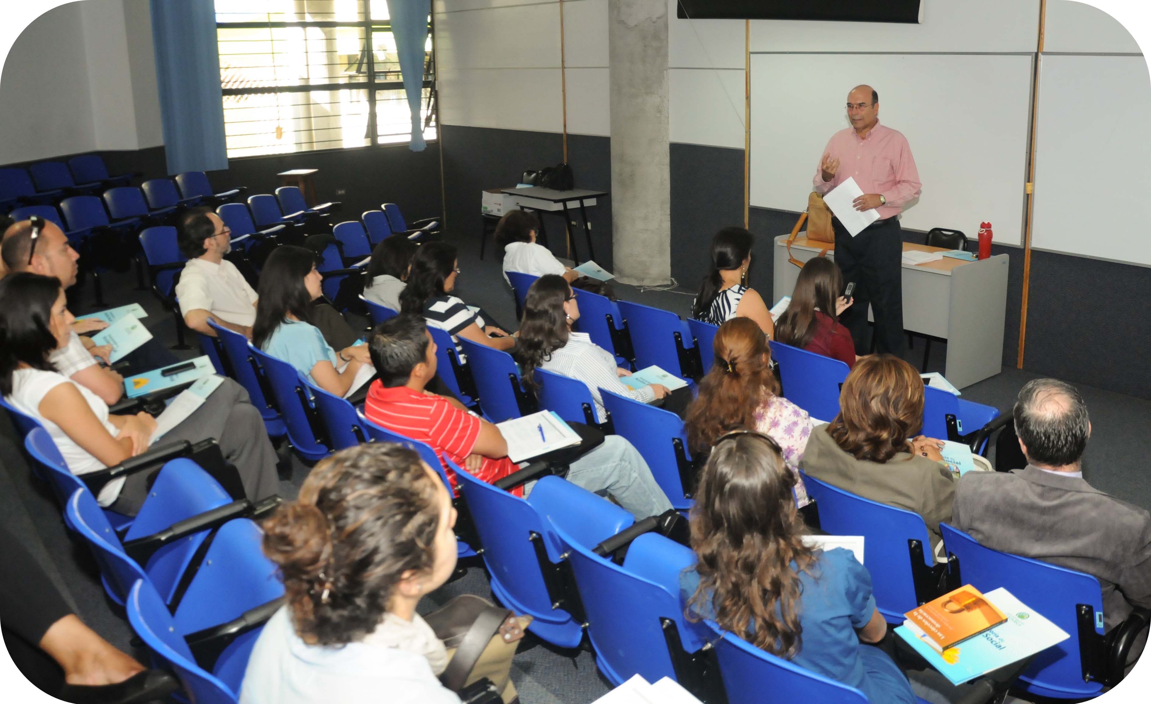 El Vicerrector de Acción Social expone que los fondos concursables promueven el nacimiento de nuevos proyectos. Fotografía: Marcelo Guzmán 