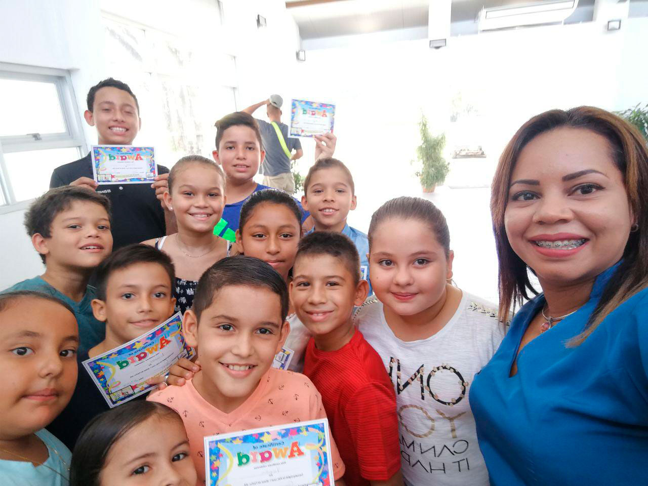 img-noticia-La profesora, Licda. Dayana Barrantes con un grupo de estudiantes del programa 