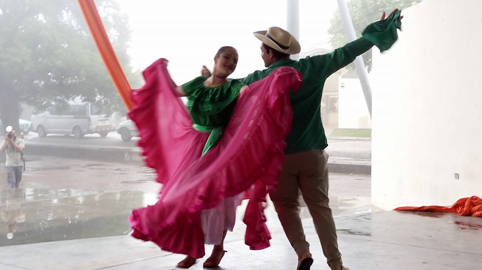 Entre costuras y zapatos: la vida se vuelve un baile
