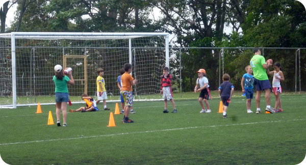 El rugby es uno de los deportes novedosos en el que pueden participar los asistentes a las Escuelas Deportivas y Recreativas de Verano. Foto: Judith Jiménez Díaz