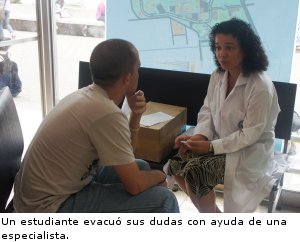 Estudiante recibe consejo por parte de una profesional.