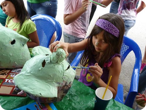 Las actividades con materiales desechados se realizan para concientizar sobre la importancia de reciclar. Foto: Cortesía del proyecto