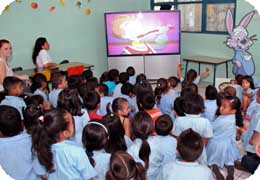 “Paralelamente, se desarrolla un fuerte programa educativo porque si no hay educación la curación no llega a ningún lado. Nosotros creemos que una población educada es una población empoderada”,afirmó la Dra. Madeline Howard.