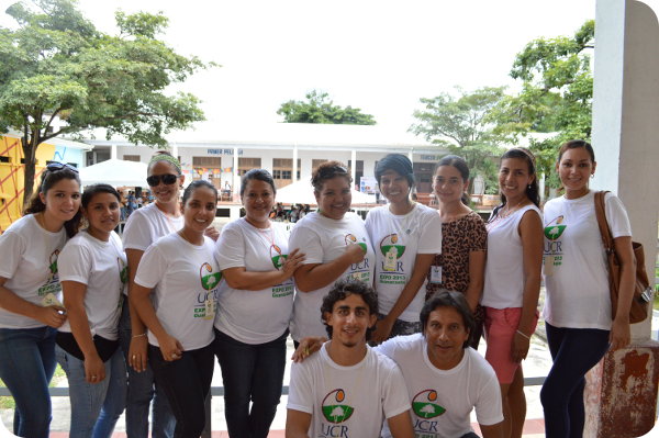 Estudiantes universitarios que participan del TCU sobre derechos de los niños y las niñas