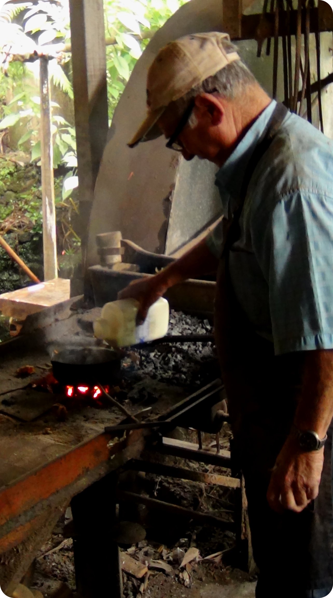Don Fernando Alfaro siguió con la técnica de su padre: soldar el metal y la madera con azufre quemado. Foto: Wainer Méndez