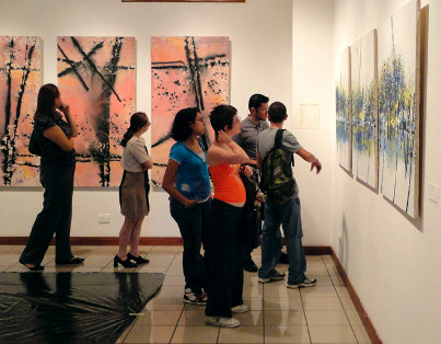 Los jóvenes visitaron la muestra y trabajaron sobre el papel sus creaciones pictóricas junto a Rafael Bernardo Fernández en la Galeria Nacional. Foto: Giselle García