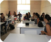 Los participantes enriquecieron la discusión con sus propios aportes y experiencias. Fotografías por Extensión Docente