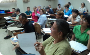 La participación activa de las y los estudiantes es clave para el aprendizaje del idioma. Foto: Grettel Rivera