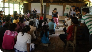 Presentación del documental en el salón de la Asociación de Desarrollo Integral del Territorio Indígena Bribri (ADITIBRI)