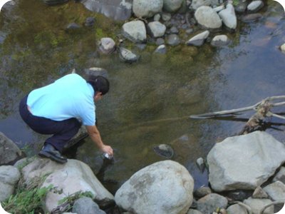 Parte de las acciones del proyecto consiste en realizar pruebas al agua para medir el grado de contaminación. Foto: Ana Luisa Zúñiga Chavarría