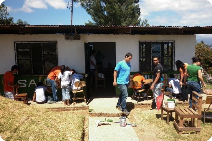 La comunidad de Tirrases y estudiantes del TCU Esperanza verde trabajan en conjunto en el Salón Comunal de la comunidad