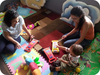 Diana Gutiérrez es la encargada del Taller de estimulación temprana