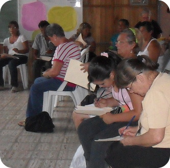 img-noticia-Al finalizar el taller y el convivio, los y las participantes expresaron por escrito su opinión de las actividades.