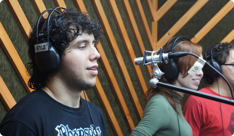 img-noticia-El estudiante Roberto Guevara interpreta el personaje de un radio drama para el programa En Escena. Foto: Luis Diego Molina
