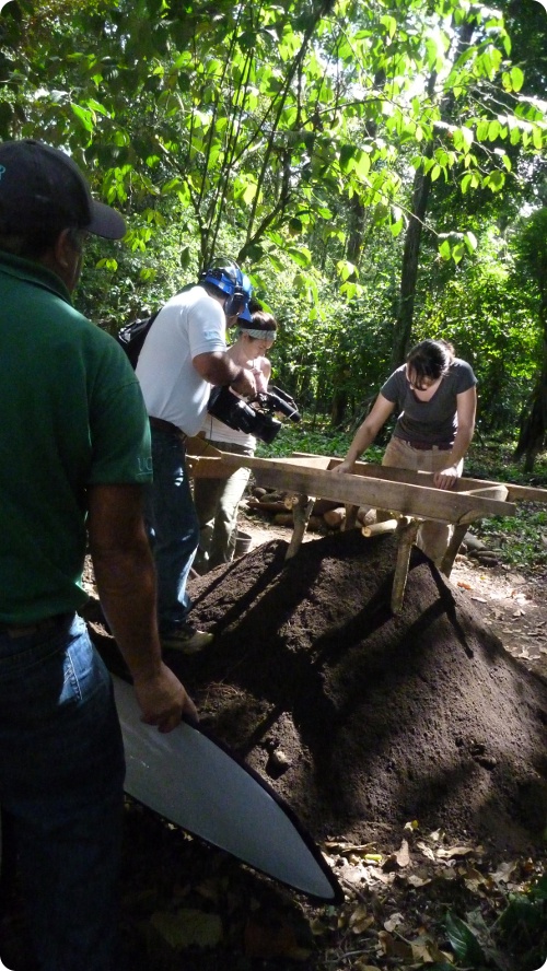 Equipo del programa Espectro, investigaciones en arqueología en el sitio Las Mercedes, Guácimo de Limón