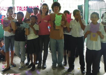 Jóvenes, niños y niñas participan de charlas y talleres sobre promoción de la salud. 