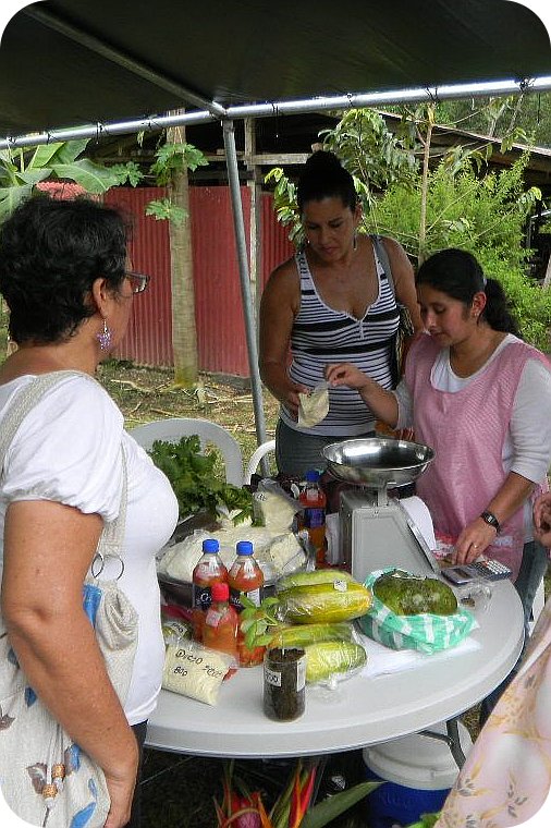 Mujeres agricultoras llevaron sus productos. Foto: Mauricio Soto